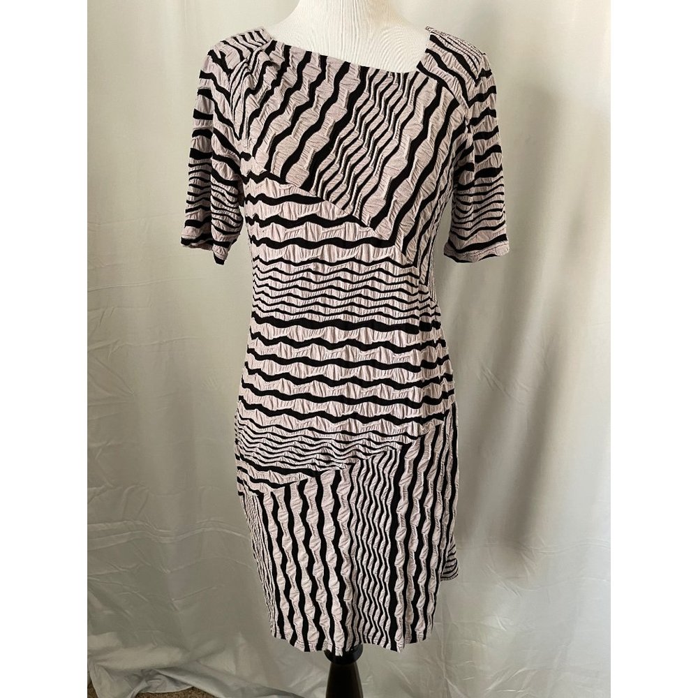 Papillon Blanc Women's Gray/Black Wavy Striped Pattern Short Sleeve Midi Dress